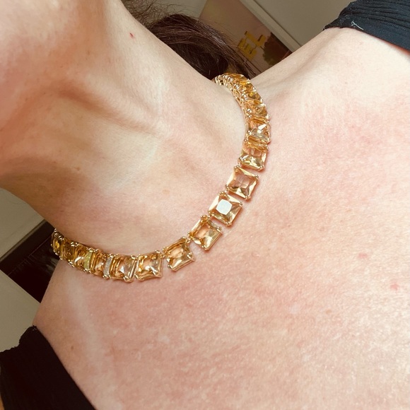 Swarovski necklace with extender and case. - Picture 3 of 6